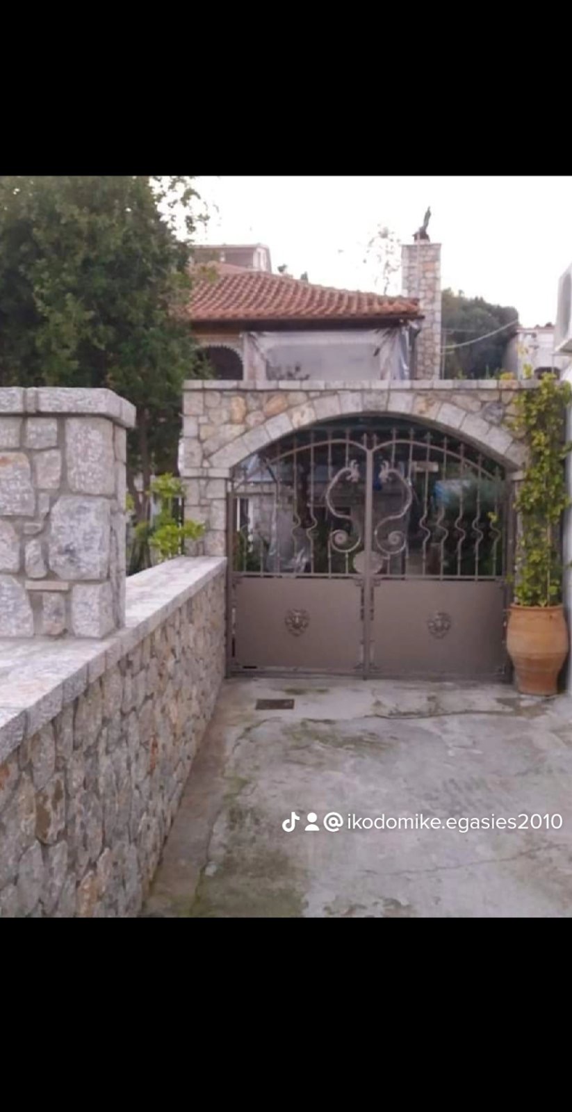 Πέτρινη περίφραξη & πύλη